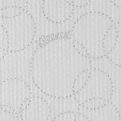 A Kimberly-Clark GmbH fehér Kleenex® Ultra™ MultiFold papírtörlő közelképe egy világosszürke, pöttyös, kör alakú mintát, diszkrét "Kleenex" márkajelzést a pontok között és enyhén bordázott textúrát mutat.
