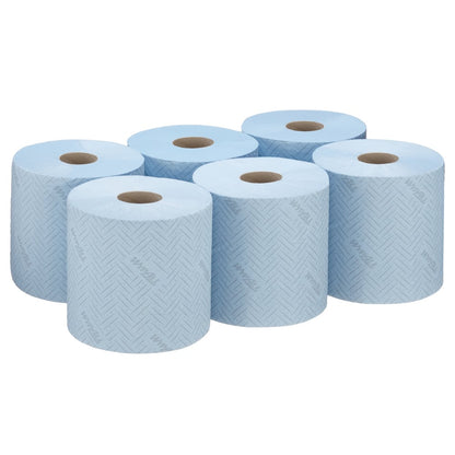 Hat kék WypAll® L10 papírtörlő középtáplálású tekercs a Kimberly-Clark GmbH-tól két háromsoros elrendezésben látható. Minden tekercs halszálkamintával és látható üreges maggal rendelkezik, ideális az élelmiszer- és higiéniai területen való használatra (6 x 630 lap).
