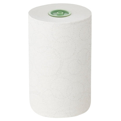 Ein einzelnes Kleenex® E-roll Slimroll™ weißes 1-lagiges Rollenhandtuch von Kimberly-Clark GmbH steht aufrecht vor einem unifarbenen Hintergrund und zeigt sein schwaches kreisförmiges Muster und den grünen Kunststoffkern.