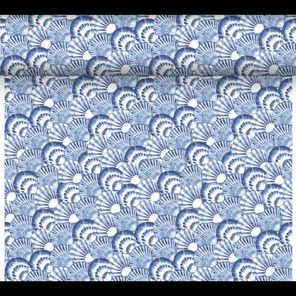 Der Dunicel-Tischläufer Tête-à-Tête der Duni GmbH ist eine 24 m x 0,4 m große Rolle mit 20 Abschnitten und zeigt ein blau-weißes Fächermuster für eine einladende Tischdekoration mit Meeresthemen.