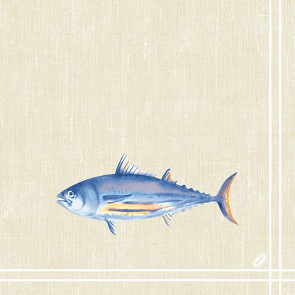 A Duni GmbH Klassikservietten 40 x 40 cm 4-rétegű, dombornyomott 1/4 hajtású szalvétákon egy kék-ezüst hal narancssárga akcentusokkal egy textúrált bézs háttéren fehér szegélyvonalakkal ábrázolva.