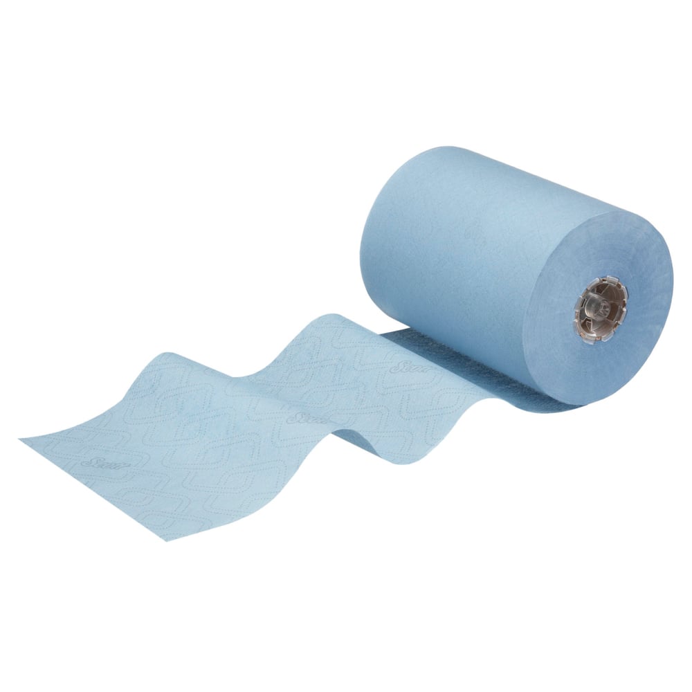 Egy részben kitekert Scott® Essential™ Slimroll™ kéztörlő (190m x 19,8cm) a Kimberly-Clark GmbH-tól fehér háttéren fekszik. A világoskék papírtörlők finom rombuszmintázattal rendelkeznek, tökéletesek környezetbarát kézszárításhoz.