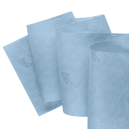 Három részben kinyitott Scott® Essential™ Slimroll™ kéztörlő (190,00 m x 19,80 cm) a Kimberly-Clark GmbH-tól kék szerkezetmintával és ismétlődő "Scott" logóval átfedésben környezetbarát kézszárításhoz fehér háttéren.