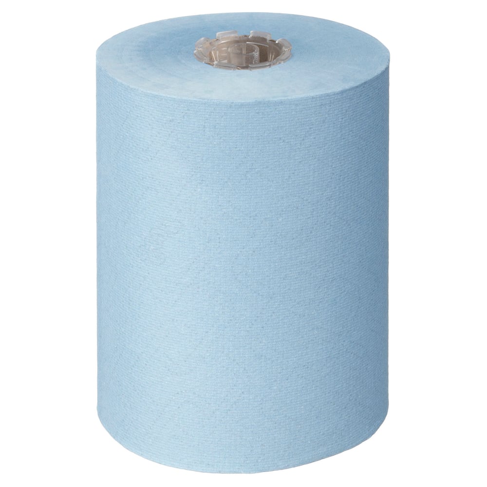 Egy Scott® Essential™ Slimroll™ kéztörlő (190,00 m x 19,80 cm) a Kimberly-Clark GmbH-tól, világoskék színű, barna maggal, fehéren áll - ideális környezetbarát kézszárításhoz.