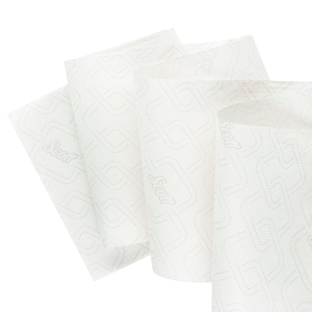 Három hajtogatott Scott® Essential™ Slimroll™ kéztörlő a Kimberly-Clark GmbH-tól, mindegyik finom geometriai mintával és világosszürke "Scott" nyomattal, ideális környezetbarát kézszárításhoz. Egyszínű fehér háttér. Lapméret: 190,00 m x 19,80 cm tekercs.