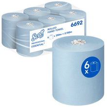 Ein Karton mit sechs Scott® Essential™ Handtuchrollen von Kimberly-Clark GmbH, jede blaue Rolle 350 m lang, insgesamt 2.100 m. Eine Rolle ist vorne ausgepackt, die anderen sind in Plastik eingewickelt.