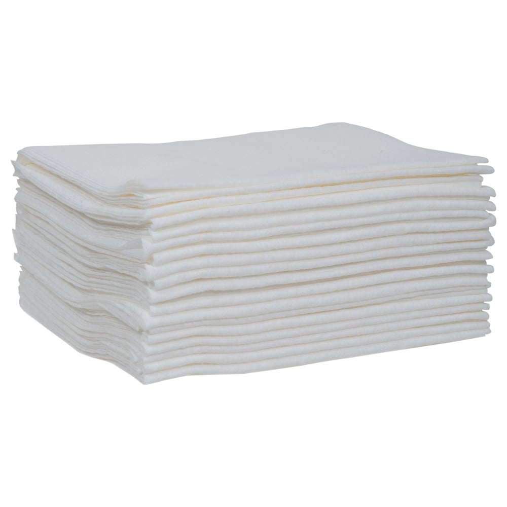 Egy rendesen egymásra rakott WypAll® X60 General Clean negyedbehajtott törlőkendő halom a Kimberly-Clark GmbH-tól (fehér, 12 tasak x 76 törlőkendő/doboz) hatékony tisztítás érdekében téglalap alakban van elrendezve egy egyszínű fehér háttéren.