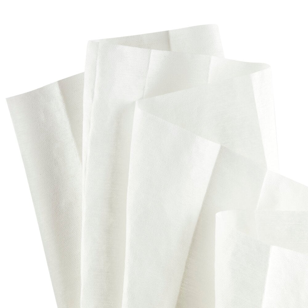 Több WypAll® X60 General Clean negyedbehajtott tisztítókendő a Kimberly-Clark GmbH-tól fehér háttér előtt van szétterítve, bemutatva hatékony tisztításukat minden feladathoz. Doboz: 12 tasak x 76 törlőkendő.