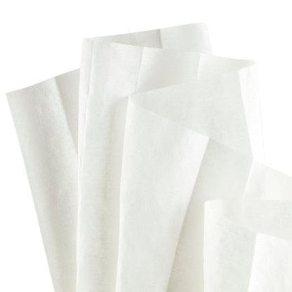 Több WypAll® X60 General Clean negyedbehajtott tisztítókendő a Kimberly-Clark GmbH-tól fehér háttér előtt van szétterítve, bemutatva hatékony tisztításukat minden feladathoz. Doboz: 12 tasak x 76 törlőkendő.