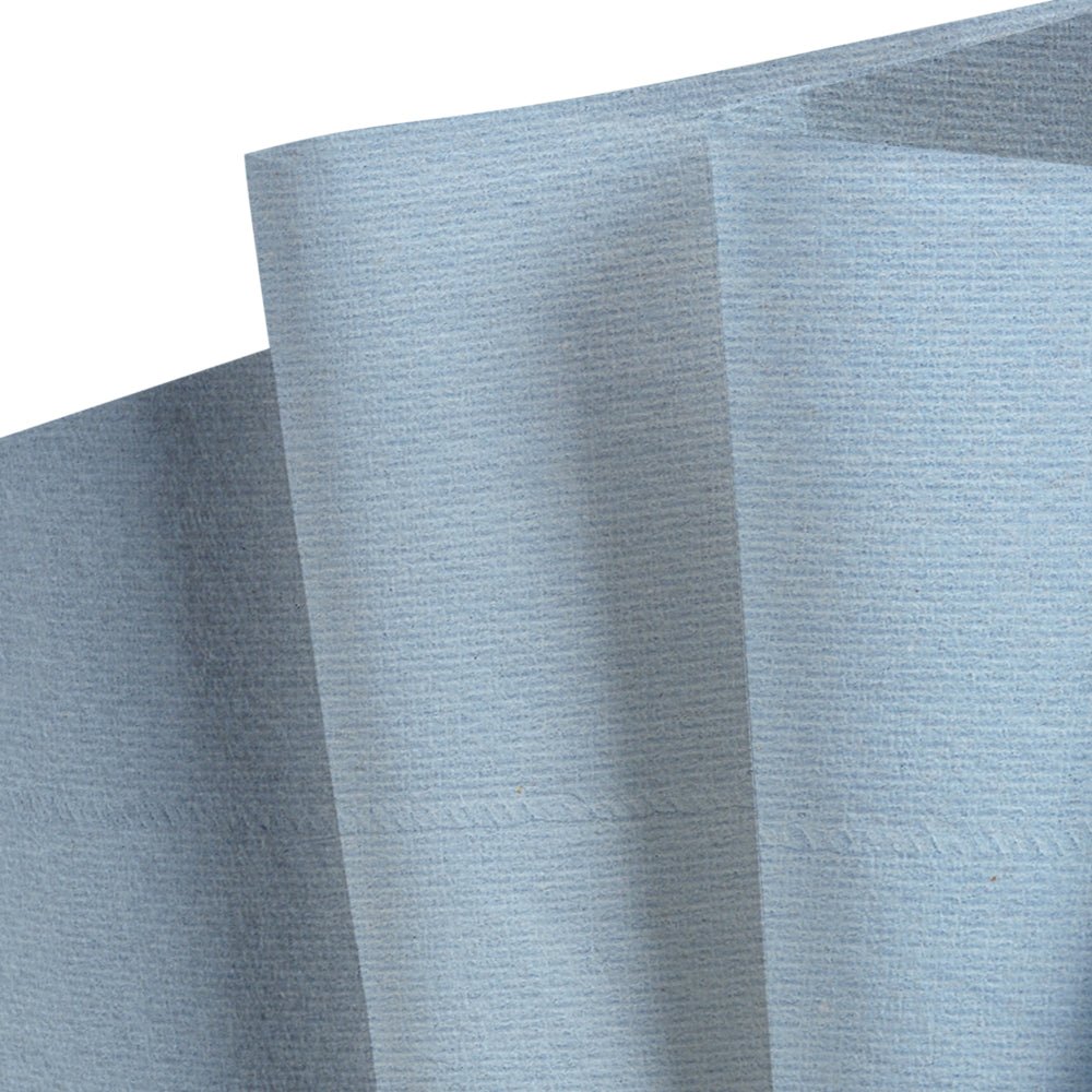 Közelkép világoskék, textúrázott WypAll® L20 General Clean törlőkendőkről a BRAG™ dobozból a Kimberly-Clark GmbH-tól, látható hajtásokkal és varrásokkal egy hajtás mentén.