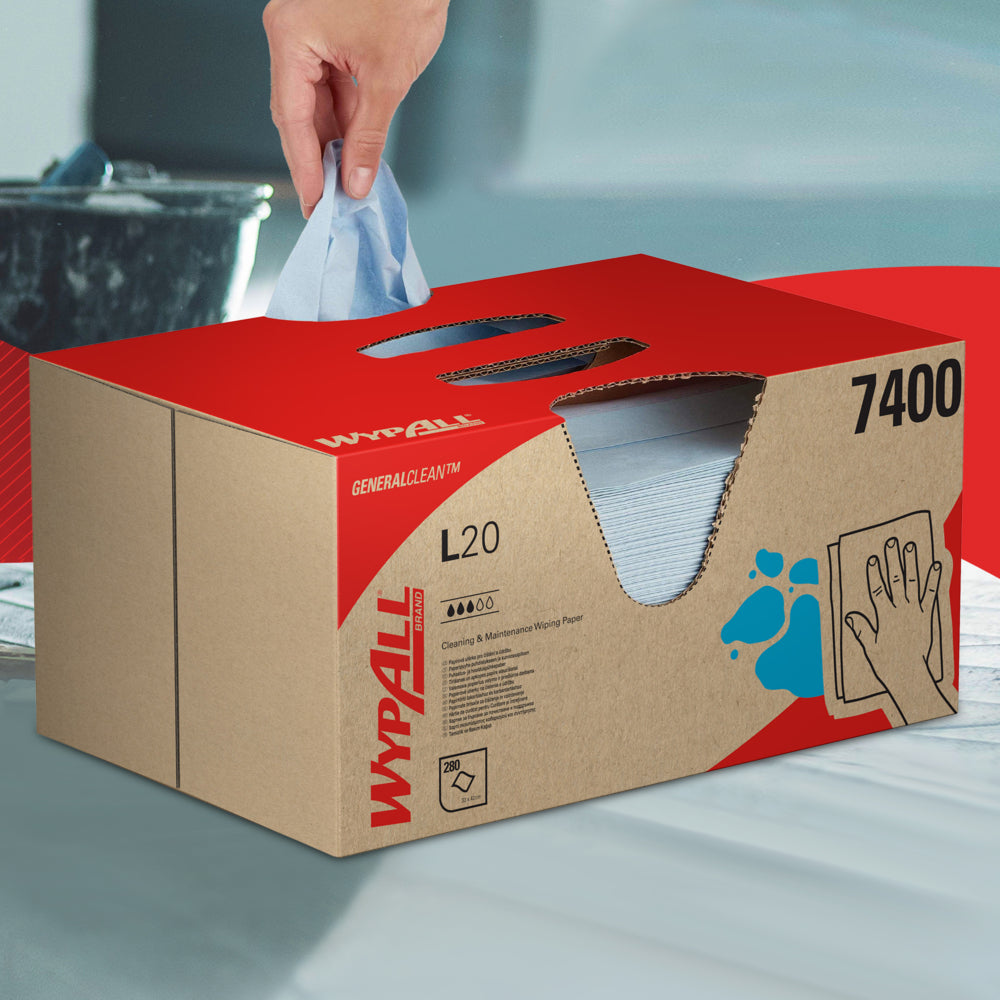 Eine Hand zieht ein WypAll® L20 General Clean Wischtuch aus einer blauen BRAG™ Box der Kimberly-Clark GmbH, die 280 Blatt enthält, und legt es auf eine glatte Oberfläche.