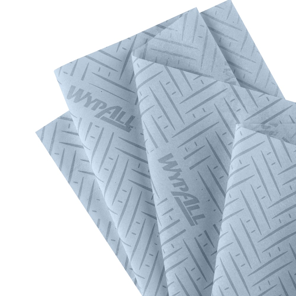 Közelkép négy világoskék WypAll® L20 papírtörlőről (38 x 18,3 cm) a Kimberly-Clark GmbH-tól halszálkamintával - ideális ipari tisztítási feladatokhoz vagy központi adagolású adagolórendszerekben való használatra.