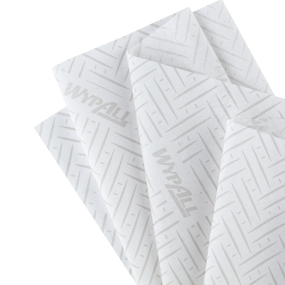 Négy átfedő WypAll® L20 papírtörlő (38,00 x 18,30 cm) a Kimberly-Clark GmbH-tól, fehér finom chevron- és vonalmintával, gyenge "WypAll" márkajelzéssel, ideális ipari tisztítási feladatokhoz, legyező alakban.