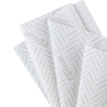 Négy átfedő WypAll® L20 papírtörlő (38,00 x 18,30 cm) a Kimberly-Clark GmbH-tól, fehér finom chevron- és vonalmintával, gyenge "WypAll" márkajelzéssel, ideális ipari tisztítási feladatokhoz, legyező alakban.