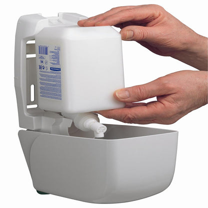 Két kéz tol egy 1 literes Kleenex® hidratáló kéz- és testápoló kazettát a Kimberly-Clark GmbH-tól egy falra szerelt fehér adagolóba, így kényelmes hozzáférést biztosítva a hidratáló testápolóhoz kéz- és testápoláshoz.