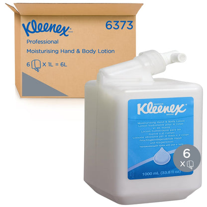 Egy 1 literes Kleenex® hidratáló kéz- és testápoló (Kimberly-Clark GmbH-tól) látható egy "6 patron" feliratú doboz előtt - egy karton, amely hat 1 literes testápoló kazettát tartalmaz professzionális ápoláshoz.