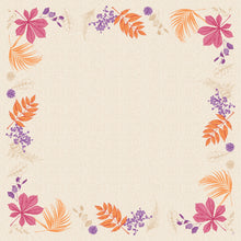 Die quadratische beigefarbene Dunicel-Mitteldecke 84x84 "Bright Autumn" von Duni GmbH zeigt eine Bordüre aus Herbstblättern, orangefarbenen Zweigen und lila Blüten - ideal als dekorativer Tischschmuck. Packung: 20 Stück.