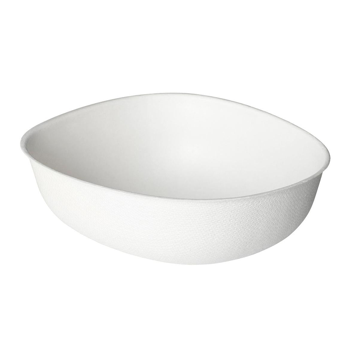 Egy egyszerű, fehér, ovális eldobható pohár (Bowls Pebble 500 ml - bevonat nélküli fehér bagasse 150x130x50 a Duni GmbH-tól, 50 darabos csomag), enyhén strukturált felülettel, fehér háttér előtt fényképezve.
