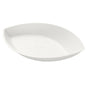 A Duni GmbH 140 ml-es Demo Piatto tál - bevonat nélküli fehér bagasse 175x104x35, egy fehér ovális eldobható tál emelt peremekkel és diszkréten dombornyomott logóval, környezetbarát bagasse-ból készült. Egy 35 darabos csomagban, fehér háttéren ábrázolva.
