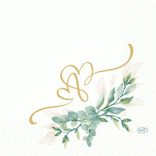 Ein goldenes kalligrafisches Herz díszíti a Duni GmbH Love Hearts Zellulóz szalvéták 33x33 cm-es, 3 rétegű (50 darabos csomag) alsó jobb oldalát zöld akvarell levelek felett, finoman pöttyözött fehér háttérrel és a Duni logóval a sarokban.