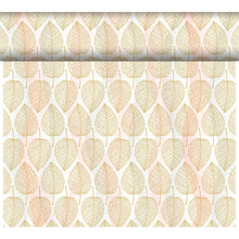 Der Bio-Dunicel Tete-a-Tete Tischläufer 0,4x24m von Duni GmbH zeichnet sich durch ein sich wiederholendes Blattmuster in Gold, Orange und Beige auf hellem Grund aus, das in vertikalen Reihen angeordnet ist und Ihrem Raum einen umweltfreundlichen und stilvollen Touch verleiht.