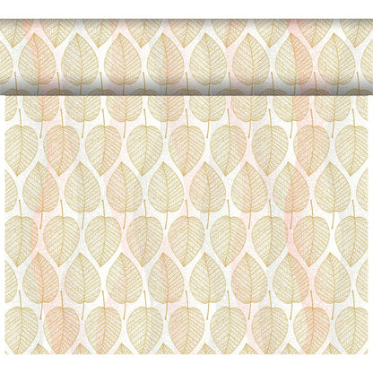 A Duni GmbH Bio-Dunicel Tete-a-Tete asztali futó 0,4x24m ismétlődő levélmintával rendelkezik arany, narancs és bézs színekben, világos alapon, amelyek függőleges sorokban vannak elrendezve, környezettudatos és stílusos hangulatot kölcsönözve a térnek.