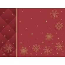 Ein roter Hintergrund mit goldumrandeten Schneeflocken und kleinen goldenen Sternen sowie ein kastanienbraunes Rautenmuster auf der linken Seite sorgen für einen eleganten Look - ideal für die Präsentation der Duni GmbH Bio-Dunicel-Sets 30x40 Rhombus bordeaux (100 Stück).