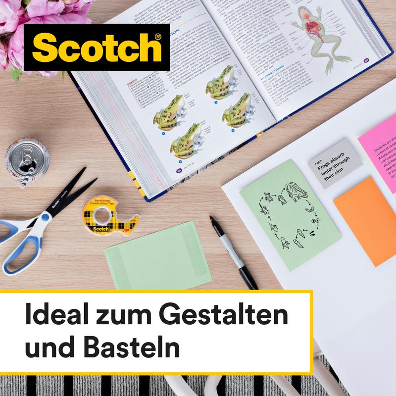 Az asztalon van egy nyitott biológia könyv, jegyzettömb, olló, egy doboz, 3M Scotch® kétoldalas ragasztószalag (19 mm x 33 m), toll és papír. "Ideális tervezéshez és kézműveskedéshez" - tökéletes kézműves kellék a 3M Deutschland GmbH-tól.