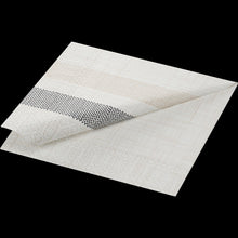 Die weiße quadratische Dispenser-Serv 33x33 Rigato black Serviette der Duni GmbH ist an einer Ecke gefaltet und zeigt ein strukturiertes, horizontales Muster in Beige, Grau und Schwarz - ideal für die stilvolle Präsentation in der Gastronomie. Packung: 300 Stück.