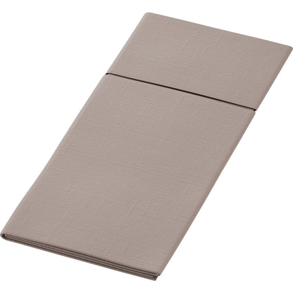 A Duni GmbH Duniletto-Slim 40x33cm egy hajtogatott, téglalap alakú, bézs színű szalvéta látható hajtással, egyszerű fehér háttéren bemutatva - ideális higiénikus alátétként a rendezett, praktikus használatra.
