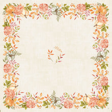 Eine quadratische beigefarbene Dunisilk+ Mitteldecke (84x84cm) der Duni GmbH mit Herbstblumen, Blättern und Kürbissen in warmen Tönen - ideal als Tischdekoration oder passend zu Ihrer Spicy Pumpkin Packung (20 Stück); mit einem zentralen Blätterbüschel.