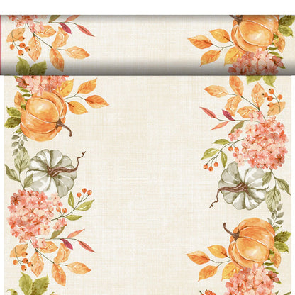 Egy bézs háttér akvarell tökökkel, hortenzia virágokkal, bogyókkal és őszi levelekkel körülvéve - ideális egy környezetbarát Bio-Dunicel Tete-a-Tete asztali futó 0,4x24m-hez a Duni GmbH-tól.