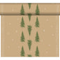 Eine Rolle hellbraunes Geschenkpapier mit grünen Evergreens, weißen Punkten und Sternen - perfekt, um mit dem Bio-Dunicel-Tete a Tete 0,4x24m von Duni GmbH einen umweltfreundlichen Tisch zu decken.