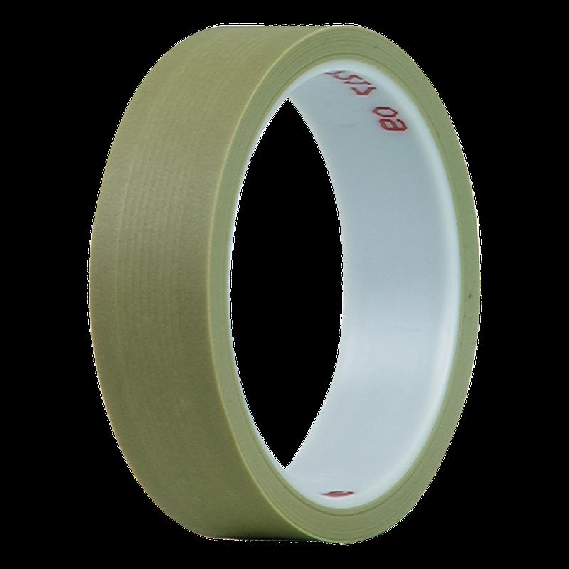 Schmale, beige Klebebandrolle mit glatter Oberfläche und weißem Innenkern, freigestellt vor dunklem Hintergrund.