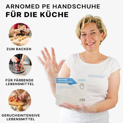 Egy mosolygó nő visel ARNOMED POLYGLOVE BOX egyszer használatos PE kesztyűt az ARNOWA GmbH-tól, és tartja az adagolódobozt. Betétek mutatják a kesztyűs kezeket, amint gyúrnak, tésztával dolgoznak és répát tartanak, német szöveggel a konyhai alkalmazásokról.