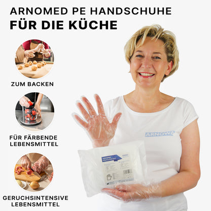 Eine lächelnde Frau im weißen Hemd und mit Einweghandschuhen hält ARNOMED POLYGLOVE BAG - Einmalhandschuhe aus PE im Beutel transparent von ARNOWA GmbH. Drei Kreise zeigen Verwendungszwecke: Backen, Umgang mit bunten Lebensmitteln und starken Gerüchen. Der Text ist deutsch.