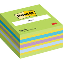 Ein Stapel Post-it® Notes Würfel, 76 mm x 76 mm, 450 Blatt/Block der 3M Deutschland GmbH, mit abwechselnd blauen, gelben, lila und grünen Blättern. Das oberste Blatt zeigt den gelben Post-it Markenaufkleber mit dem roten 3M Logo.