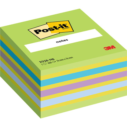 Egy Post-it® Notes kocka, 76 mm x 76 mm, 450 lap/blokk a 3M Deutschland GmbH-tól, váltakozó kék, sárga, lila és zöld lapokkal. A legfelső lapon a sárga Post-it márka matrica látható a piros 3M logóval.