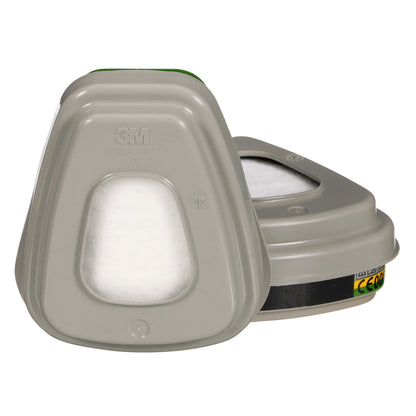 Abgebildet sind zwei graue 3M™ Filtersatz 6004-1SP ABEK1P3 Kombinationsfilterpatronen mit weißen Filtern (2x6059, 2x5935, 2x501) der 3M Deutschland GmbH; eine steht aufrecht mit Branding und Teileangaben, die andere liegt flach dahinter.