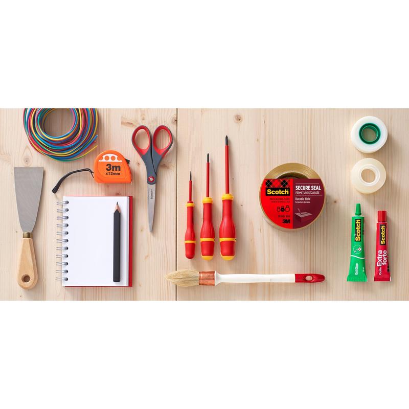 Egy lapos elrendezés különböző szerszámokat és segédeszközöket mutat fán, köztük a 3M Deutschland GmbH Scotch® csomagolószalagját (50 mm x 66 m), ollót, csavarhúzót, ecsetet, ragasztót, spatulát, színes drótot, jegyzetfüzetet ceruzával és más szalagokat.