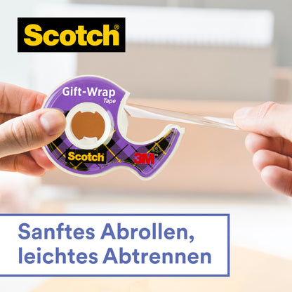 Eine Hand zieht einen Streifen Scotch® Geschenk-Satinklebeband, Nachfüllpackung (1 Rolle, 19 mm x 25 m) von 3M Deutschland GmbH aus einem lila Spender; auf dem Etikett steht "Sanftes Abrollen, leichtes Abtrennen". Ideal zum Einpacken von Geschenken.