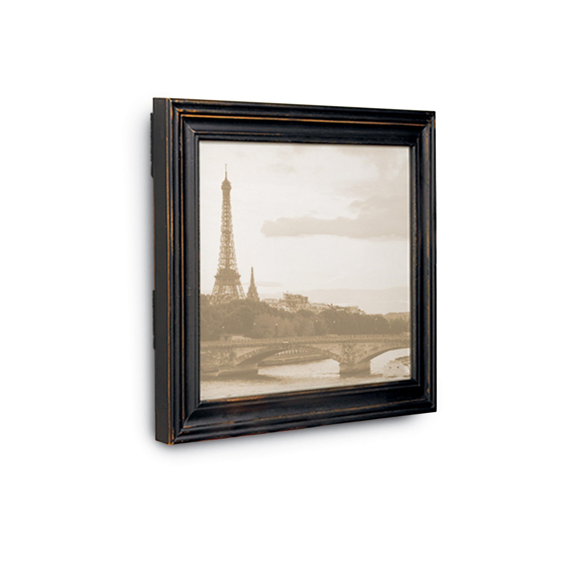 Ein Schwarz-Weiß-Foto des Eiffelturms wird mit den mittelgroßen schwarzen Command™ Bilder-Montage Strips M 17201BLK (1 Stück) von 3M Deutschland GmbH an einer weißen Wand befestigt, die schräg gezeigt wird, um die Tiefe des Rahmens hervorzuheben.