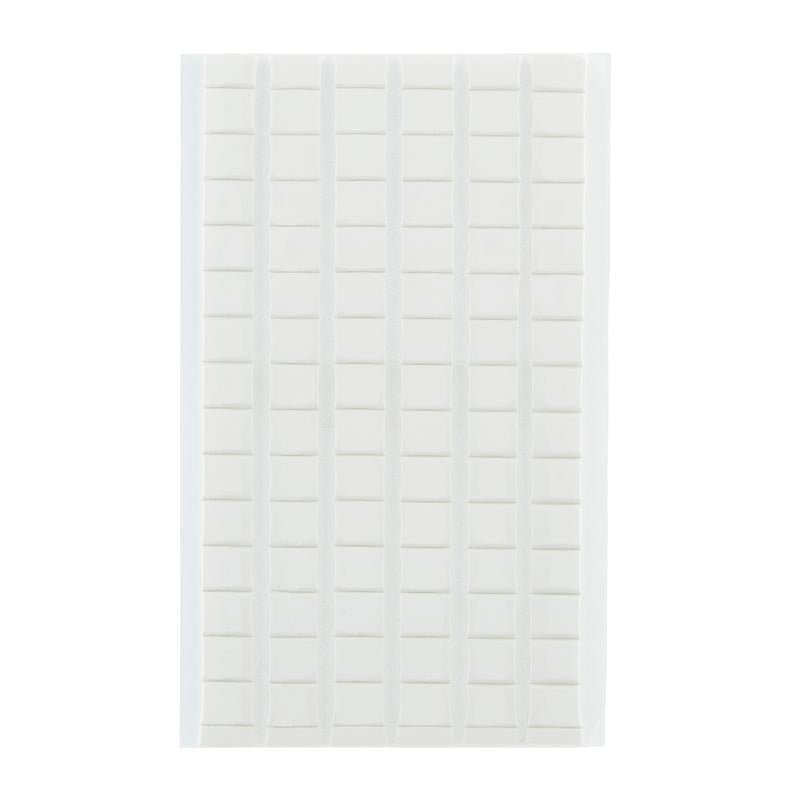 Egy fehér fólia több soros és oszlopos Scotch-FIX™ eltávolítható rögzítő négyzetekkel (12,7 mm x 12,7 mm, 64 darab/csomag) a 3M Deutschland GmbH-tól - ideális ideiglenes rögzítésekhez és maradványmentesen eltávolítható.