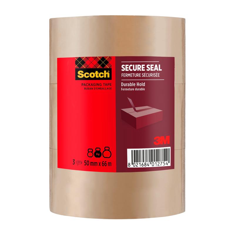 Egy tekercs Scotch® csomagolószalag a biztonságos lezáráshoz, 50 mm x 66 m, a 3M Deutschland GmbH-tól, piros címkével termékinformációkkal és vonalkóddal van ellátva; a szalag átlátszó.