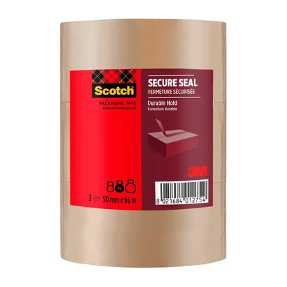 Egy tekercs Scotch® csomagolószalag a biztonságos lezáráshoz, 50 mm x 66 m, a 3M Deutschland GmbH-tól, piros címkével termékinformációkkal és vonalkóddal van ellátva; a szalag átlátszó.
