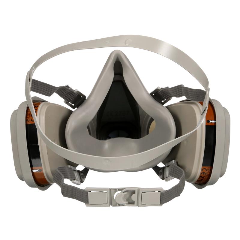 A 3M™ 6002KIT-1 légzőmaszk a 3M Deutschland GmbH-tól állítható fejpántokkal és cserélhető A2P2 szűrőkkel szerves gőzök ellen (1x6200, 2x6055, 2x5925, 2x501) elölről fehér háttér előtt van ábrázolva.