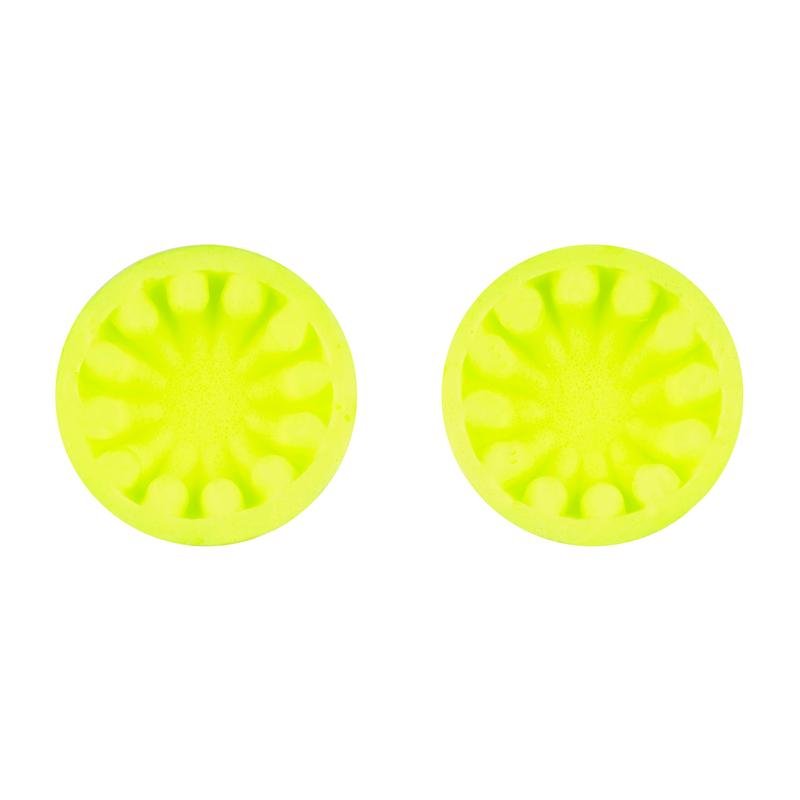 Két azonos kerek 3M™ E-A-Rsoft™ FX™ füldugó puha poliuretán habból, sárga, SNR 37 dB, a 3M Deutschland GmbH-tól, fehér háttér előtt ábrázolva zajvédelemhez zajos környezetben.