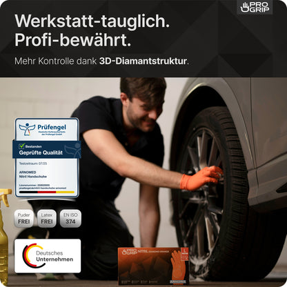 Ein Mechaniker in orangefarbenen PROGRIP NITRIL DIAMOND ORANGE Einmalhandschuhen der ARNOWA GmbH arbeitet an einem Auto. Inset: Zertifizierungen, Sprühflasche und Handschuhfach. Der Text hebt die Diamantstruktur 3D Grip und die deutschen Qualitätsstandards hervor.