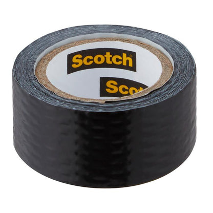 A képen egy függőlegesen álló Scotch® Extremium™ Universal ragasztószalag (3 m x 19 mm) tekercs látható kartonmaggal. A belső címke a 3M Deutschland GmbH márkanevét sárga színnel, fekete háttéren tartalmazza.