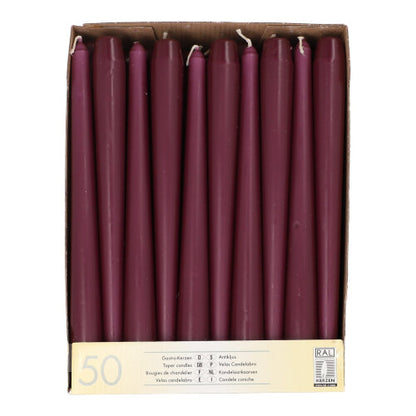 Eine Pappschachtel mit 50 kastanienbraunen, 25 cm langen und 2,2 cm dicken Leuchterkerzen, die von oben gesehen in einer einzigen Reihe angeordnet sind. Auf dem Etikett steht "Starpak 50 Leuchterkerzen Ø 2,2 cm-25 cm" mit Mengenangaben in mehreren Sprachen.